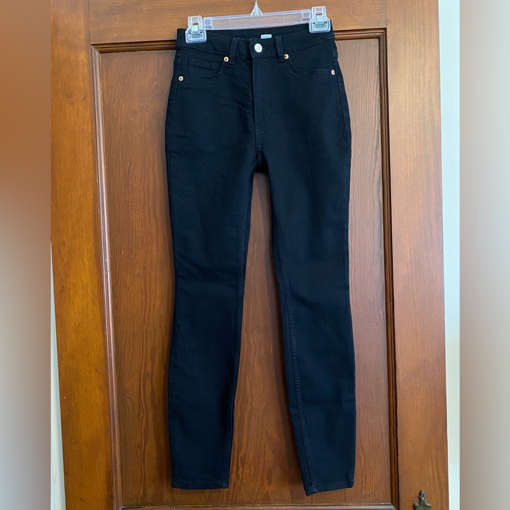 Women’s H&M black hi-rise skinny jean. Size 2. Brand new w/tags.